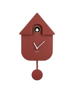 Karlsson wandklok Modern Cuckoo red ochre met witte wijzers, slinger en zichtbaar koekoekje, vooraanzicht.