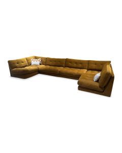 Eastleak modulaire hoekbank in Hilda-216 Army Gold van Easy Sofa, volledig weergegeven met lounge-uitstraling en losse kussens.