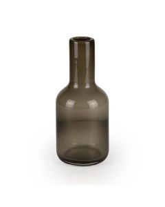 Glazen vaas ISAA Salnes in taupe, formaat 12x28 cm, met ronde onderzijde en smalle hals tegen een witte achtergrond.