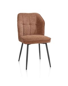 Happy@Home Eetkamerstoel Largo in koperkleurige chenille stof met zwarte metalen poten, schuin van voren gefotografeerd.