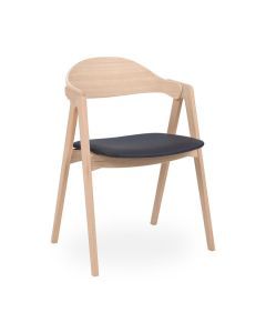 Eetkamerstoel Titan met houten frame en zwarte gestoffeerde zitting, ontworpen door René Hougaard.