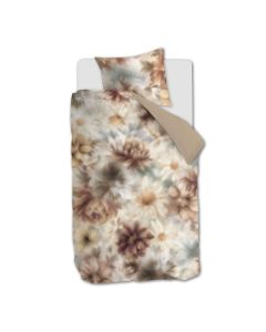 Dekbedovertrek Tuuli Natural met groot bloemendessin in zachte beige- en bruintinten op een wit bed, bovenaanzicht met één kussensloop.