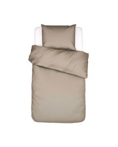  Essenza Minte dekbedovertrek Taupe, 1-persoons, getoond op een opgemaakt bed met deken en kussens in dezelfde zachte uni kleur.
