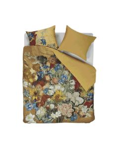 Dekbedovertrek Beddinghouse Bouquet d'Anniversaire met kleurrijk Van Gogh bloemenboeket op een goudkleurige achtergrond, opgemaakt op een bed.