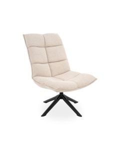 Draaifauteuil Calpe in beige stof met biesafwerking en zwarte metalen 4-teensvoet, vooraanzicht op witte achtergrond.