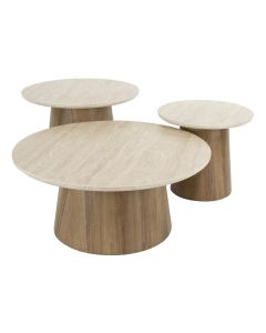 Set van drie ronde Romano salontafels met travertin-look keramieken bladen en conische onderstellen in eikenhoutlook op witte achtergrond.
