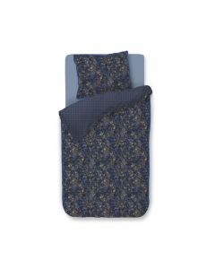 Pip Studio dekbedovertrek Tutti Fiori blauw met bloemenprint en bijpassende kussenslopen, stijlvol opgemaakt op een tweepersoonsbed.