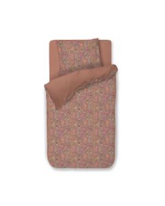 Dekbedovertrek Kitenge van Pip Studio in terra tint, volledig opgemaakt op een eenpersoonsbed, met paisley-achtige bloemenprint en omgeslagen bovenrand.