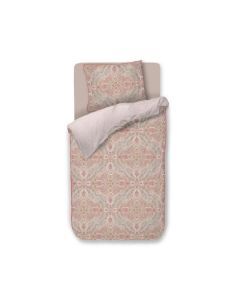 Eenpersoonsbed met het Pip Studio Moon Flower dekbedovertrek in pastelroze tinten, met gedetailleerd bloemenmotief en omgeslagen bovenrand.