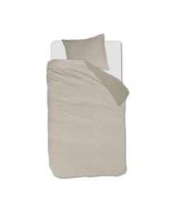 Eenpersoonsbed opgemaakt met het Warm dekbedovertrek in zandkleur, met effen weefmotief en omgeslagen bovenrand in een subtiel andere tint.