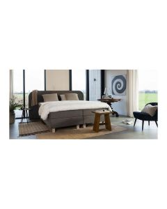 Avek boxspring 1927 in moderne slaapkamer met gestoffeerd hoofdbord en lichte bedbekleding
