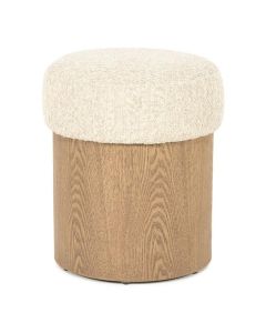 Eleonora poef George beige met ronde houten cilinderbasis en dikke bouclé zitting, vrijstaand op witte achtergrond.