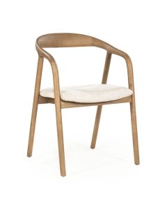 Eleonora eetkamerstoel Rayven lichtbruin, driekwart vooraanzicht met afgeronde houten armleuningen en lichte gestoffeerde zitting op witte achtergrond.