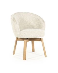 Eetkamerstoel Livia in beige Hush, schuin vooraanzicht met houten poten en ronde kuipzitting.