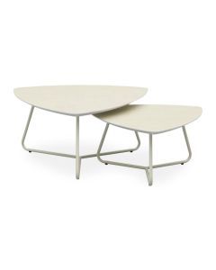 Salontafel Lynn Driehoek set van 2 met lichte HPL bladen en beige metalen onderstel, opgesteld als speelse set tegen een witte achtergrond.
