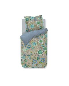 Eenpersoonsbed met het Pip Studio Viva la Vida dekbedovertrek in blauw, met grote bloemenprint en een omgeslagen bovenrand met brede streep.