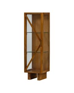 Slanke Kella 1-deurs vitrinekast van naturel mangohout met glazen deur en diagonale kruislat, twee glazen legplanken zichtbaar.
