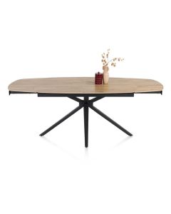 Henders & Hazel Lattina uitschuiftafel in Ceramic Oak Natural, volledig uitgeschoven tot 200 cm met zwarte sterpoot en decoratie op het blad.