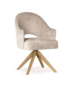 Beige draaibare armstoel Goda met zachte bekleding en houten spinpoot op lichte achtergrond