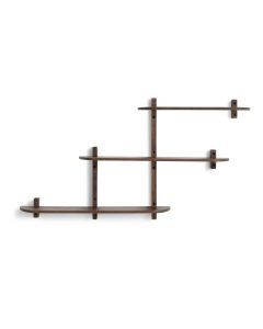 Donkerbruine mangohouten Sonny wandplank met drie niveaus aan een witte muur.