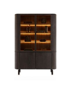 Donkere Henders en Hazel buffetkast Ravello met glazen deuren en warme ingebouwde ledverlichting, recht van voren gefotografeerd.