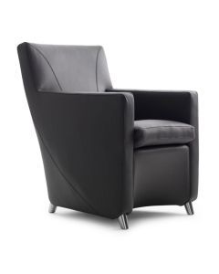 Zwartleren Évidence Dolcinea fauteuil schuin van voren met zicht op de strakke lijnen en metalen pootjes.