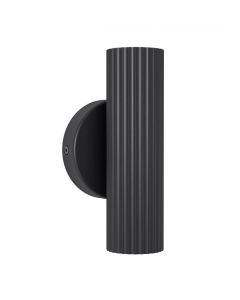 Wandlamp Portillo in mat zwart aluminium met cilindrisch ontwerp en verticaal geribbeld profiel, gefotografeerd tegen een witte achtergrond.