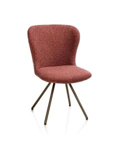 Draaibare XOOON Ethan eetkamerstoel in koperkleurige boucl&eacute; op steel brown onderstel, schuin vooraanzicht.