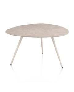 Salontafel Salutina met afgerond blad in light sand en drie cr&egrave;me metalen poten, vrijstaand gefotografeerd tegen een witte achtergrond.