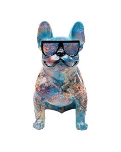 Beeld van een kleurrijke hond met zwarte zonnebril, recht van voren gefotografeerd.