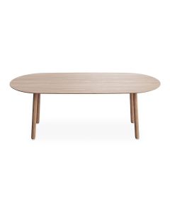 Ovale eettafel Mads met licht houten blad en vier ronde houten poten op een neutrale achtergrond