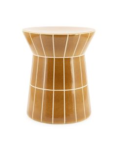 Bijzettafel Tiletastic van aardewerk in mustardkleur met geglazuurde afwerking, ronde vorm en wit lijnpatroon, vrijstaand gefotografeerd tegen een lichte achtergrond.
