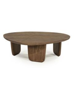 Organisch gevormde salontafel in lichtbruin hout met drie afgeronde poten op een lichte achtergrond