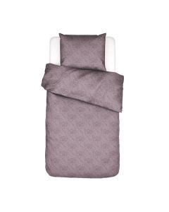 Essenza Melipa dekbedovertrek in paarse tint, eenpersoons opgemaakt bed met tonale bloemenprint en bijpassende kussens, rustig en stijlvol gepresenteerd.
