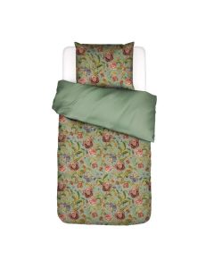 Essenza Rosanella dekbedovertrek in basil green, eenpersoons opgemaakt bed met rijke bloemenprint en effen groene omslag, klassiek en sfeervol.