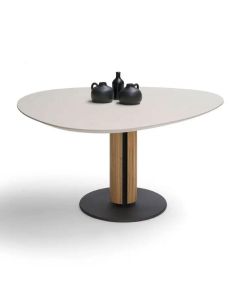 Bree&rsquo;s New World eettafel Steely met organisch licht tafelblad en centrale houten zuil op ronde metalen voet