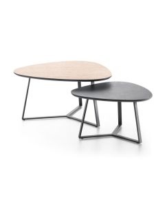 Salontafel set Waimairi van Baenks met organische vormen en HPL bladen in travertine en zwart