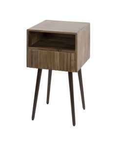 Nachtkastje Carve van acaciahout met open vak en lade, recht van voren op witte achtergrond.