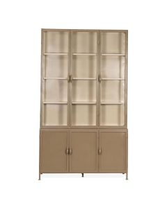 Grote vitrinekast in cappuccino-zand kleur met zes deuren en glazen bovenkasten tegen witte achtergrond