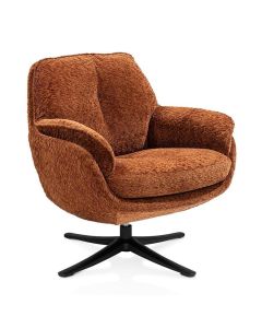 Draaifauteuil Densa in koperkleurige stof, schuin van voren gefotografeerd met zachte armleuningen en zwarte draaipoot