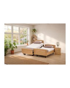 Elbacare Excellent hoog-laag bed in houtlook als tweepersoons opstelling in lichte slaapkamer met verstelbare functie