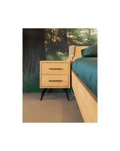 Moderne houten Excellent nachtkast met twee lades naast een zorgbed in natuurlijke slaapkamer setting