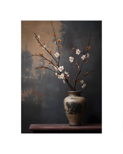 Stilleven van bloesemtakken met witte en oranje bloemen in klassieke vaas tegen donkere achtergrond