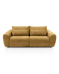 Okergele 3-zitsbank Albas van Henders & Hazel met twee losse kussens, vooraanzicht tegen witte achtergrond