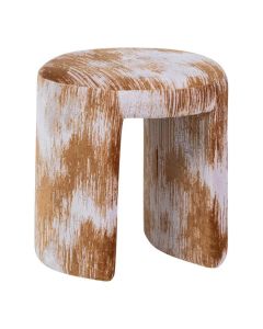 WOOOD kruk Charlie gestoffeerd in karamelbruine structuurstof met afgeronde vorm op witte achtergrond