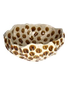 Keramieken bloempot met bruine stippen op cr&egrave;me ondergrond en golvende rand van bovenaf schuin gefotografeerd