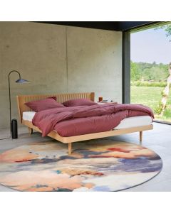 Auping Noa houten ledikant met opengewerkt hoofdbord en bordeauxrood dekbedovertrek in moderne slaapkamer