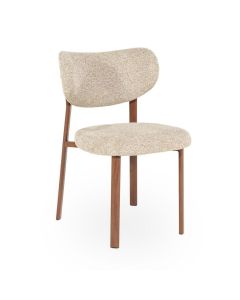 Eetkamerstoel Sedia van By-Boo in beige Luce-stof met bruine houten look poten schuin van voren.