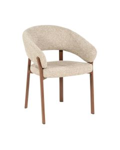 Eetkamerstoel Sedia met armleuningen, beige Luce bekleding en bruin houten onderstel, schuin van voren gefotografeerd.