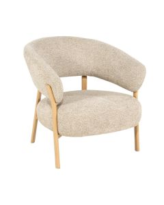 Loungechair Sedia met beige Luce bekleding en naturel houten frame, schuin van voren gefotografeerd.
